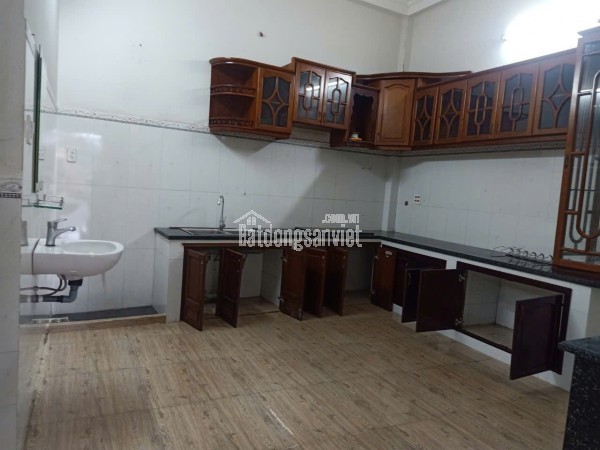Nhà 8 triệu 4 phòng ngủ có sân đậu ô tô