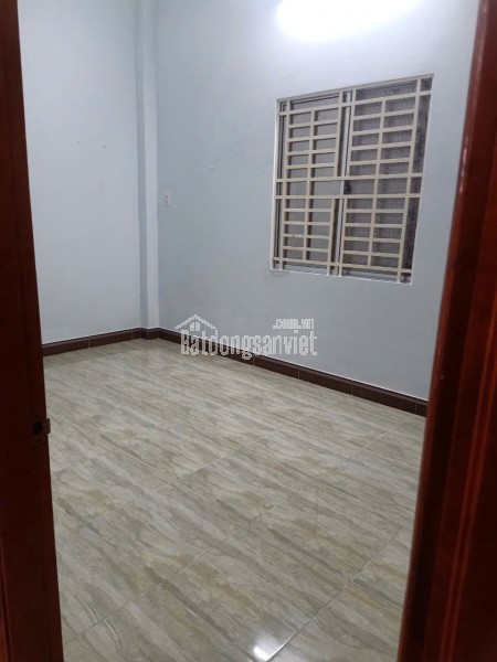 Nhà 8 triệu 4 phòng ngủ có sân đậu ô tô
