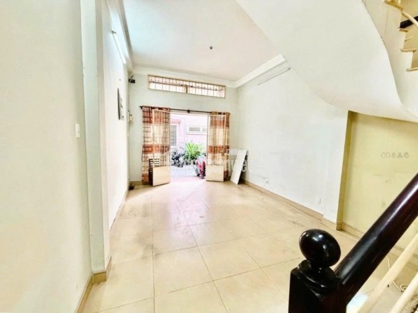Nhà 4 Tầng 50m² Huỳnh văn Bánh Hẻm Xe Tải tận nhà chỉ 8,9 đồng