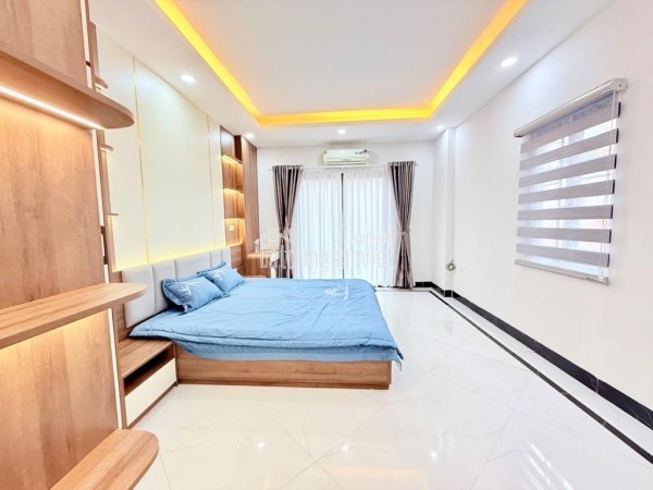 Nhà Đông Ngạc, dân xây 5 tầng, lô góc, xe 45 chỗ đỗ cửa chỉ 6,9 tỷ