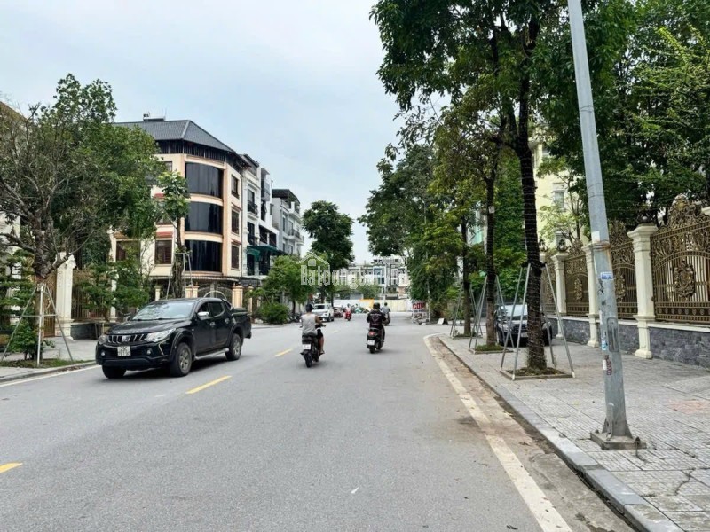 Chính chủ bán biệt thự KĐT Văn Phú- Hà Đông- 255M²- 4 tầng thô- view vườn hoa giá chỉ 4x tỷ