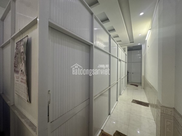 Nhỉnh 5 tỷ nhà MT 3 tầng gần Lạc Long Quân 4PN 3WC