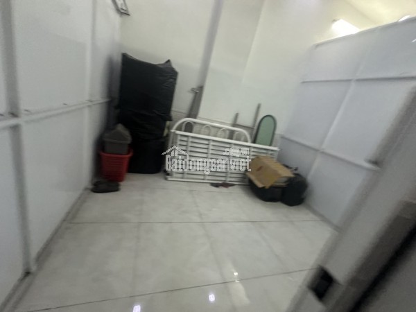 Nhỉnh 5 tỷ nhà MT 3 tầng gần Lạc Long Quân 4PN 3WC