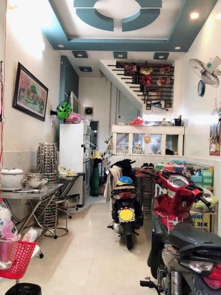 Nhỉnh 5 tỷ nhà MT 3 tầng gần Lạc Long Quân 4PN 3WC