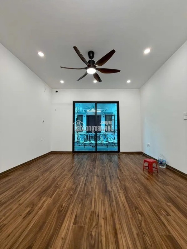 Nhà Nguyễn Khang Cầu Giấy 32m² x 5T, MT 4m, ô tô đỗ cửa giá đẹp chỉ 10.8 tỷ