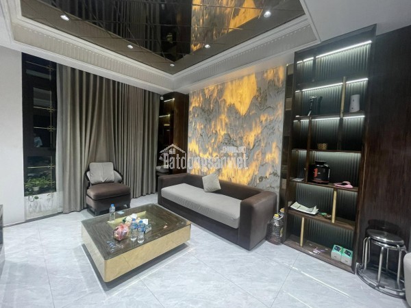 Nguyễn Chánh! Phân lô ô tô tránh vỉa hè rộng, kinh doanh ngày đêm sầm uất, 2 thoáng, vài bước ra