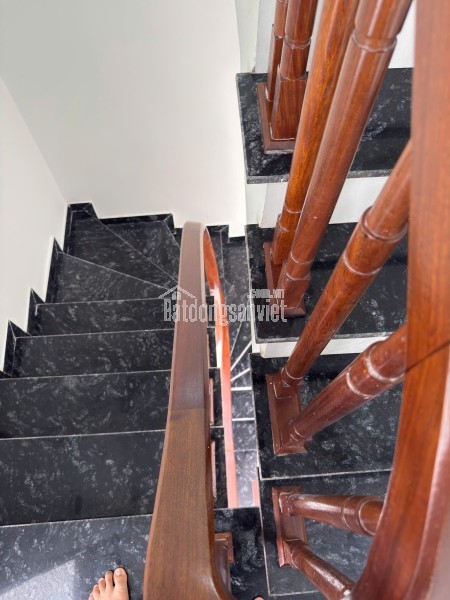 Lưu Phais tầng 8.2 tỉ thang máy nhập khẩu, full nội thất xịn
