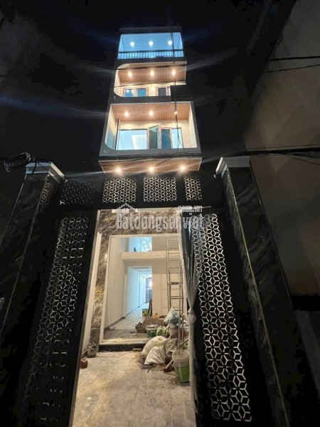 Lưu Phais tầng 8.2 tỉ thang máy nhập khẩu, full nội thất xịn