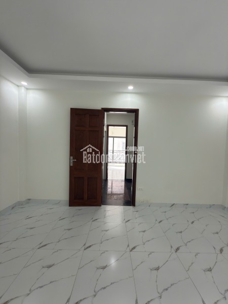 Lưu Phais tầng 8.2 tỉ thang máy nhập khẩu, full nội thất xịn