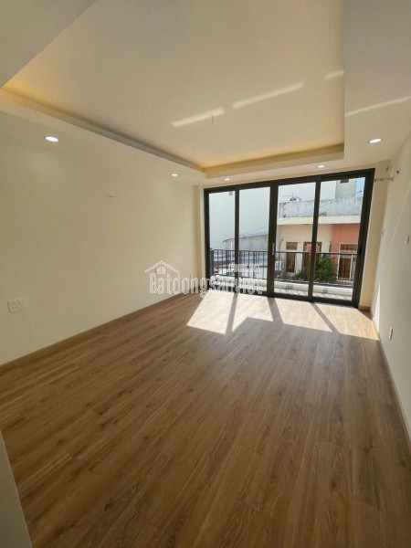 Tân Kỳ Tân Quý xe hơi đậu cửa chỉ cách AEONMall Tân Phú chỉ vài phút.