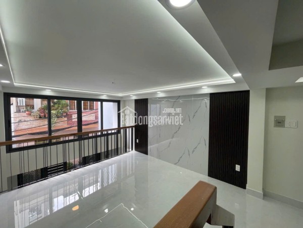 Tân Kỳ Tân Quý xe hơi đậu cửa chỉ cách AEONMall Tân Phú chỉ vài phút.