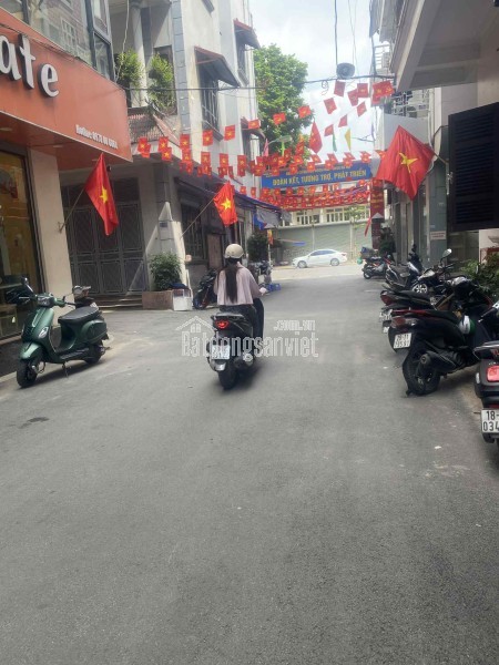 Nhà đẹp Trần Quốc Hoàn, phân lô bàn cờ, thang máy, ô tô tránh vào nhà, ở ngay, kinh doanh tấp nập