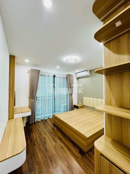 * DT 35m², MT 4.1m, xây 5 tầng chắc chắn, thang máy hiện đại