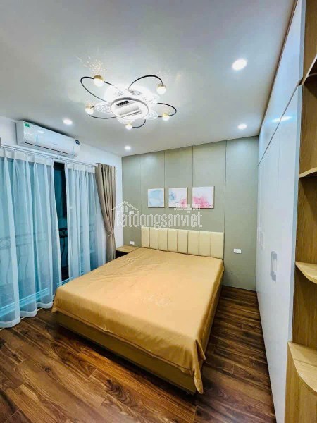* DT 35m², MT 4.1m, xây 5 tầng chắc chắn, thang máy hiện đại