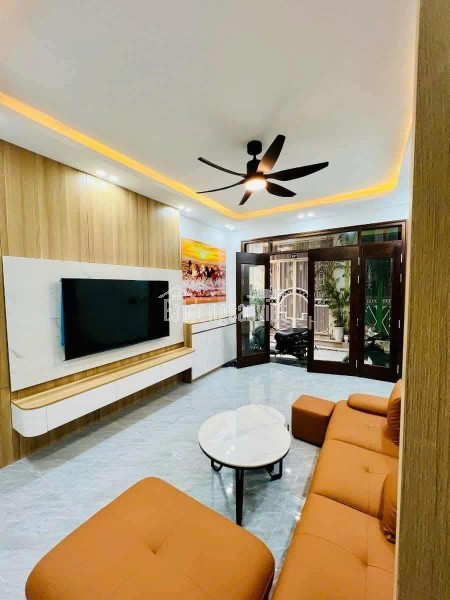 * DT 35m², MT 4.1m, xây 5 tầng chắc chắn, thang máy hiện đại