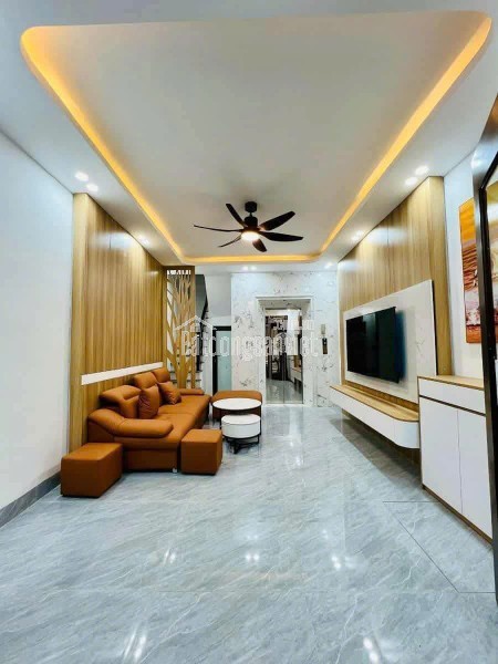 * DT 35m², MT 4.1m, xây 5 tầng chắc chắn, thang máy hiện đại