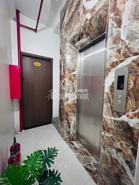 Ô tô đỗ cửa, nhà mới đẹp lung linh, khách sẵn xách vali về ở, nhà lô góc phòng cực thoáng sáng.