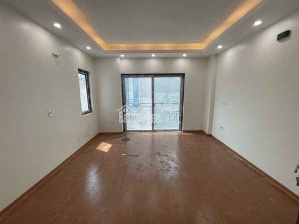 Ô tô đỗ cửa, nhà mới đẹp lung linh, khách sẵn xách vali về ở, nhà lô góc phòng cực thoáng sáng.