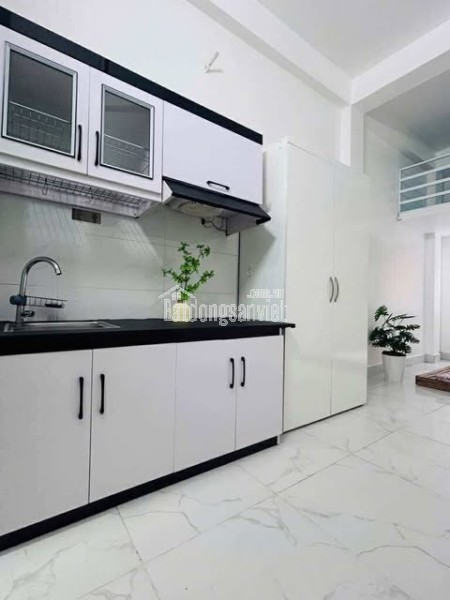 Ô tô đỗ cửa, nhà mới đẹp lung linh, khách sẵn xách vali về ở, nhà lô góc phòng cực thoáng sáng.