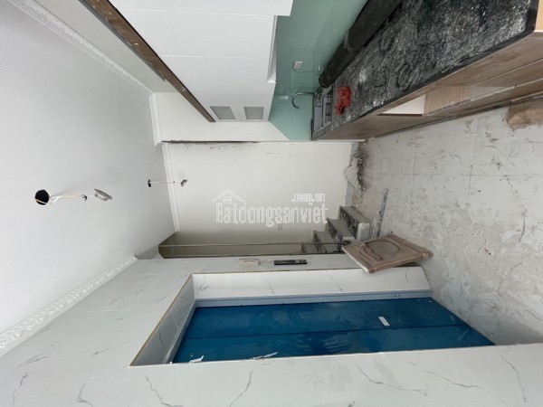 Ô tô đỗ cửa, nhà mới đẹp lung linh, khách sẵn xách vali về ở, nhà lô góc phòng cực thoáng sáng.