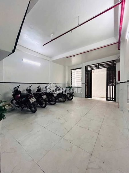 Ô tô đỗ cửa, nhà mới đẹp lung linh, khách sẵn xách vali về ở, nhà lô góc phòng cực thoáng sáng.