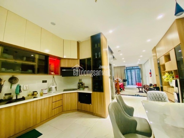 Bán gấp nhà hẻm xe hơi đường C1, Tân Bình: 84m2, 4 tầng, 4PN, sổ đỏ trao tay, giá hời chỉ 18.5 tỷ!