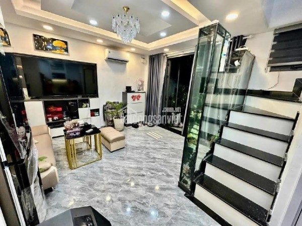 Nhà đẹp Bến Vân Đồn – ngang 5m, hẻm 6m