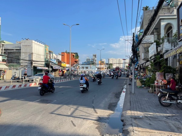 Chính Chủ Bán Mặt Tiền Trường Sa, P.2, Phú Nhuận: 4x18.5m, Giá Tốt 30 Tỷ, Vị Trí Đẹp!