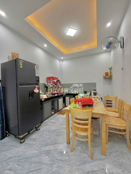 Nhà Đẹp Kiên cố, 3 Phòng - Đường 4m, có sân đậu OTO Mỹ hưng, Mỹ Phong. Bao chắc chắn.