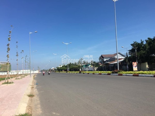 Đất ngay sát QUẢNG TRƯỜNG Gồm 3 LÔ LIỀN KỀ Rộng 560m2. Gía rẻ nhứt khu vực.