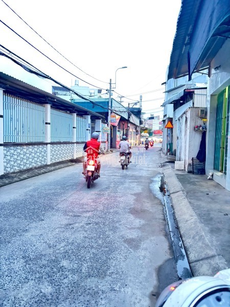 NHÀ ĐƯỜNG OTO ĐÔNG THẠNH HÓC MÔN - NGAY CHỢ GẤU TRỊNH THỊ DỐI VỚI LÊ VĂN KHƯƠNG - 5.7M X17M - 94M2