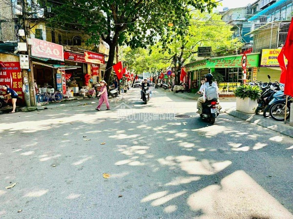 bên phố Nguyễn Quý Đức hoạt động tất cả mặt hàng.