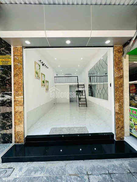 bên phố Nguyễn Quý Đức hoạt động tất cả mặt hàng.