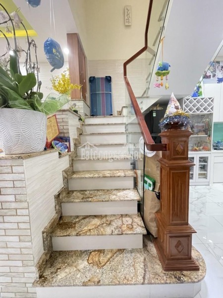 Nhà bán ngay Lạc Long Quân, Diện tích 4 x 15, 4 tầng, 3 phòng mới ở ngay, Giá chỉ nhỉnh 7 tỷ
