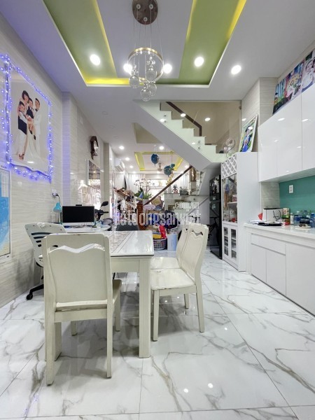 Nhà bán ngay Lạc Long Quân, Diện tích 4 x 15, 4 tầng, 3 phòng mới ở ngay, Giá chỉ nhỉnh 7 tỷ