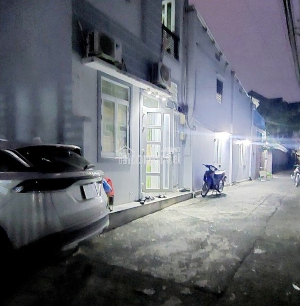 Bán nhà mặt phố 4 tầng, đường số 27, Hiệp Bình Chánh, Thủ Đức, 4x26m, 104m2, 4 PN. Giá 12.6 tỷ.