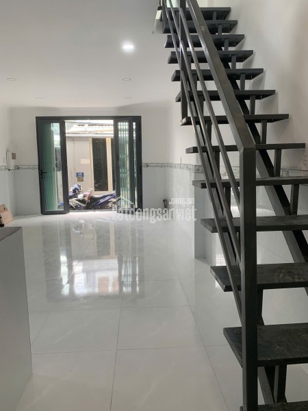 Bán nhà 1 trệt 1 gác suốt cách Nguyễn Văn Linh chỉ 100m nhà mới tinh