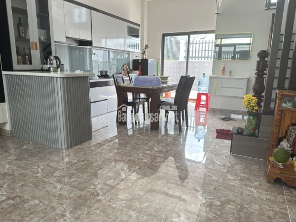 Bán nhà 3 tầng, 3PN, đường 160, Tăng Nhơn Phú A, Q9, TP HCM. DT 100m2, SH, giá 6.7 tỷ.