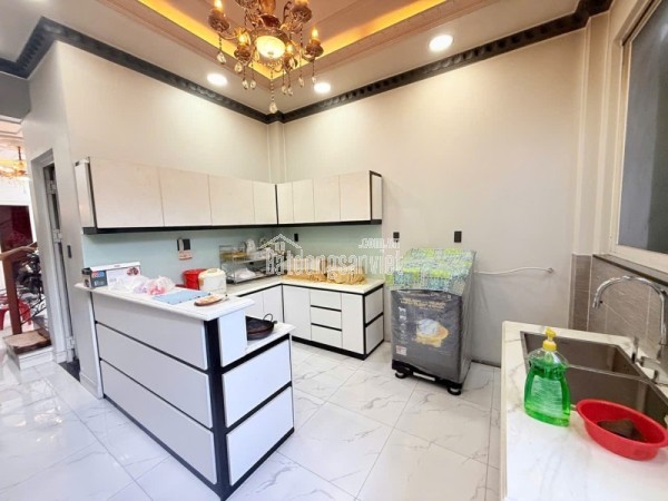 Bán nhà đường  Hồ Văn Tư, Trường Thọ, Thủ Đức. DT 64 m2, 4 tầng, SH. Giá 7.9 tỷ. LH: 0933125879