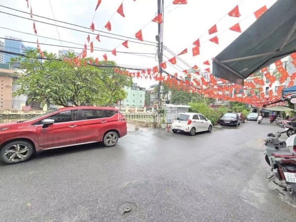 VÕ CHÍ CÔNG NHÀ MỚI TOANH THANG MÁY 8.9 TỶ