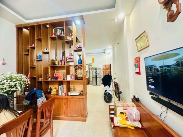 Bán nhà Võ Chí Công thông Hoàng Quốc Việt 40m, 4 tầng vị trí tốt, mặt tiền lý tưởng.