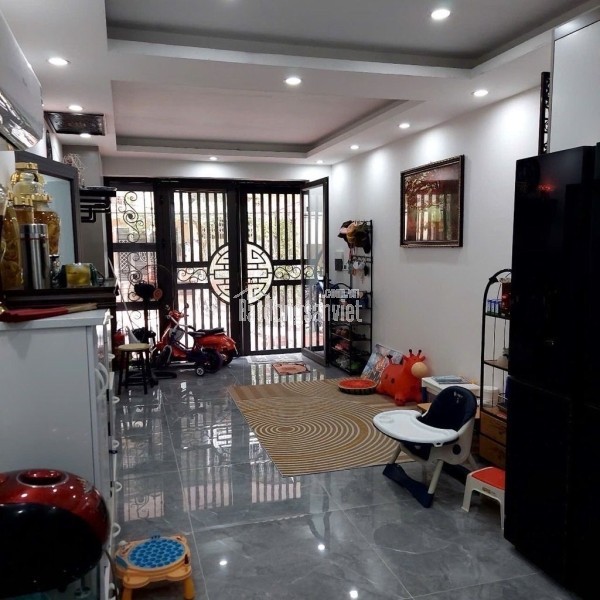 tập thể tầng 1 hoàng quốc việt DT 45/60m 6,5 tỷ ô tô đỗ cửa,kinh doanh