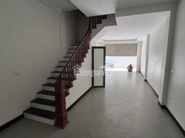 Nhà mặt phố ô tô tránh, mới xây xong, kinh doanh sầm uất, tiềm năng tăng giá tốt.