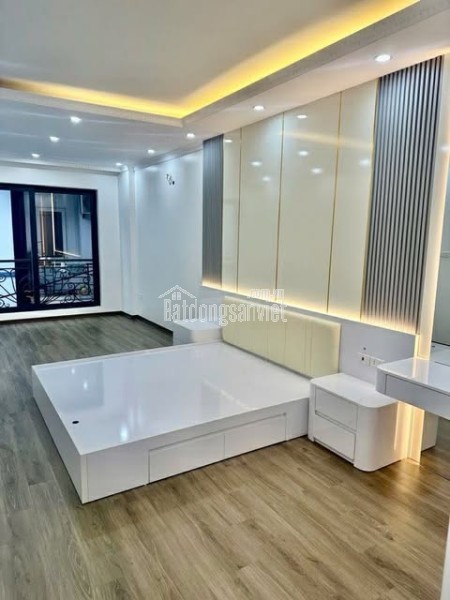 Nhà mặt phố ô tô tránh, mới xây xong, kinh doanh sầm uất, tiềm năng tăng giá tốt.