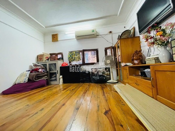 Bán Nhá Ngõ Văn Hương 38m2. 5 tầng. mặt tiền 3.2m. giá 8.5 Tỷ Đống Đa Hà Nội