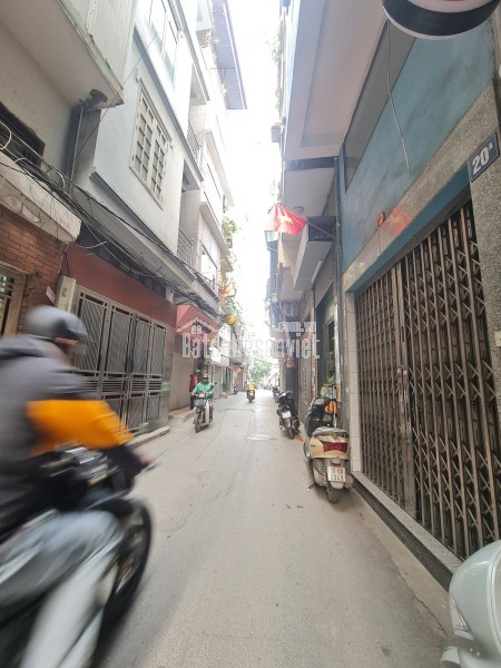 Bán Nhá Ngõ Văn Hương 38m2. 5 tầng. mặt tiền 3.2m. giá 8.5 Tỷ Đống Đa Hà Nội