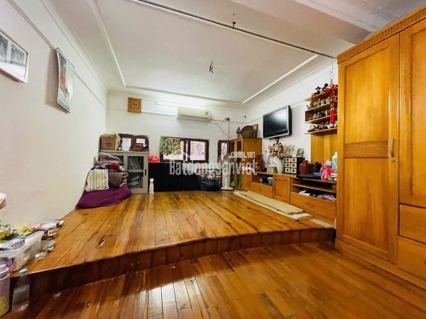 Bán Nhá Ngõ Văn Hương 38m2. 5 tầng. mặt tiền 3.2m. giá 8.5 Tỷ Đống Đa Hà Nội