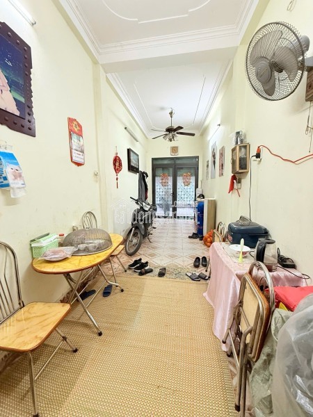Bán Nhá Ngõ Văn Hương 38m2. 5 tầng. mặt tiền 3.2m. giá 8.5 Tỷ Đống Đa Hà Nội