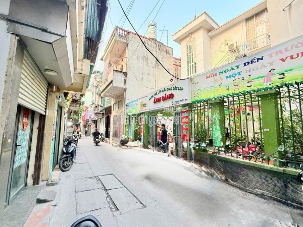 Bán Nhá Ngõ Văn Hương 38m2. 5 tầng. mặt tiền 3.2m. giá 8.5 Tỷ Đống Đa Hà Nội