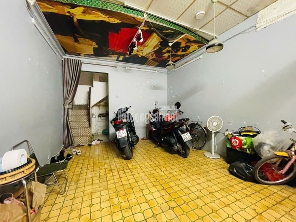 Bán Nhá Ngõ Văn Hương 38m2. 5 tầng. mặt tiền 3.2m. giá 8.5 Tỷ Đống Đa Hà Nội